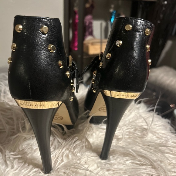 MK high heels, black leather with gold details 6”heels - Picture 2 of 11